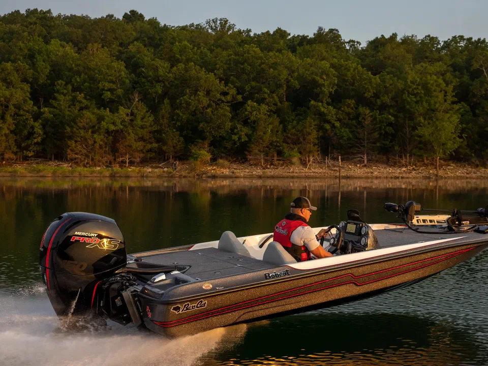 Bass boat en navigation sur un lac